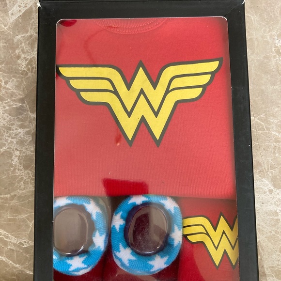 NEW BABY BODYSUIT BOOTIES 0-6M WONDER WOMAN INFANT BABY - Picture 1 of 6